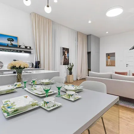 Stylish 2br In Old Town
